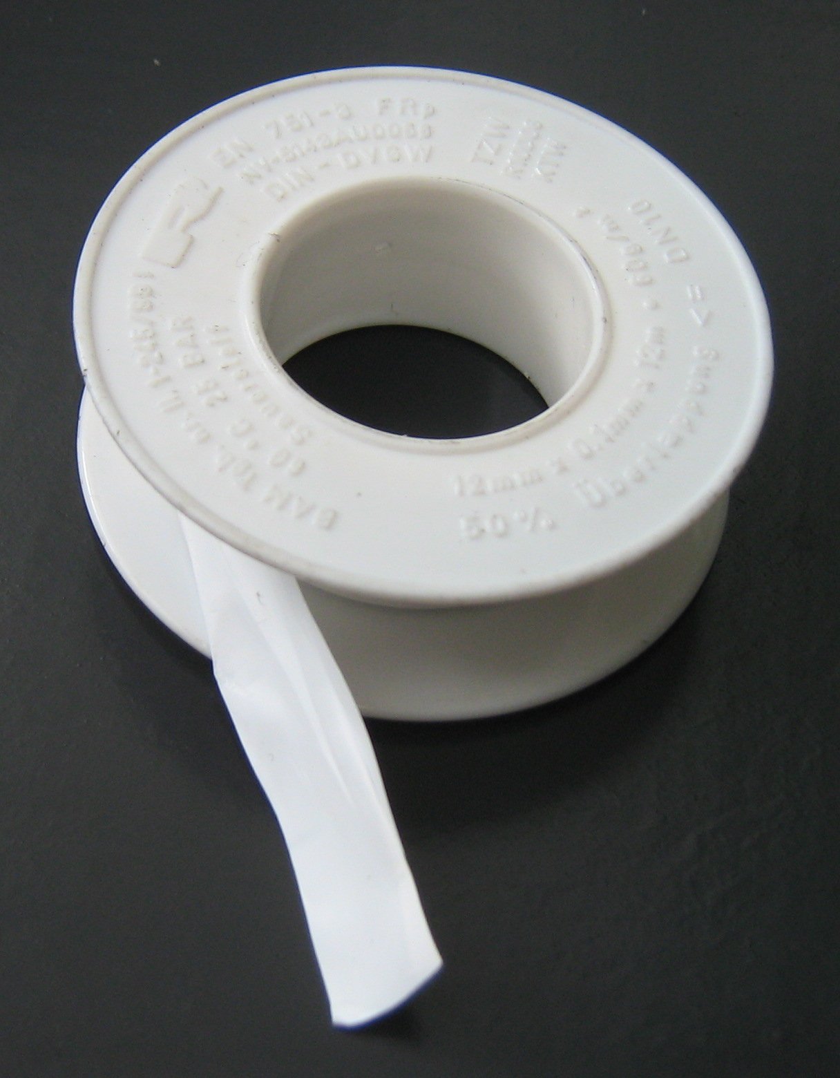 Rolo de fita veda-rosca de PTFE (teflon) usada em conexões hidráulicas