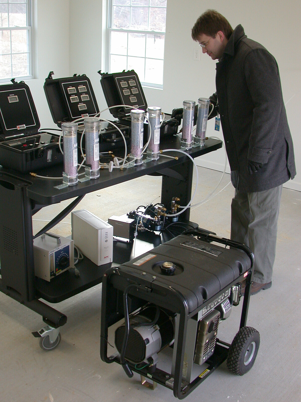 Geradores portáteis a gasolina lado a lado em teste de laboratório