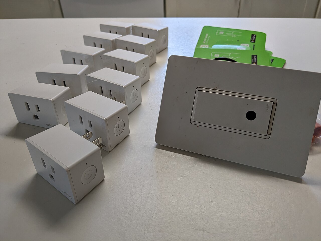Interruptor inteligente e tomadas smart wifi lado a lado