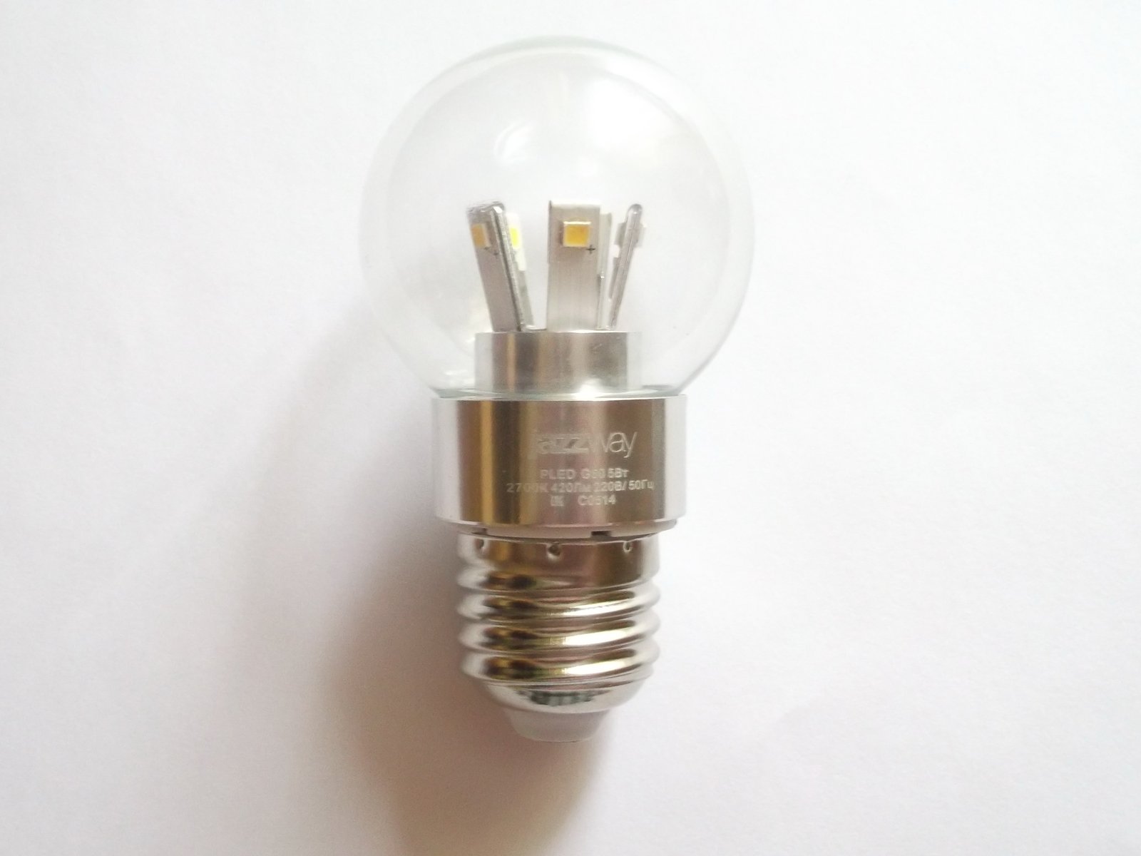 Lâmpada LED com a especificação Ra75 (IRC 75) impressa na base metálica