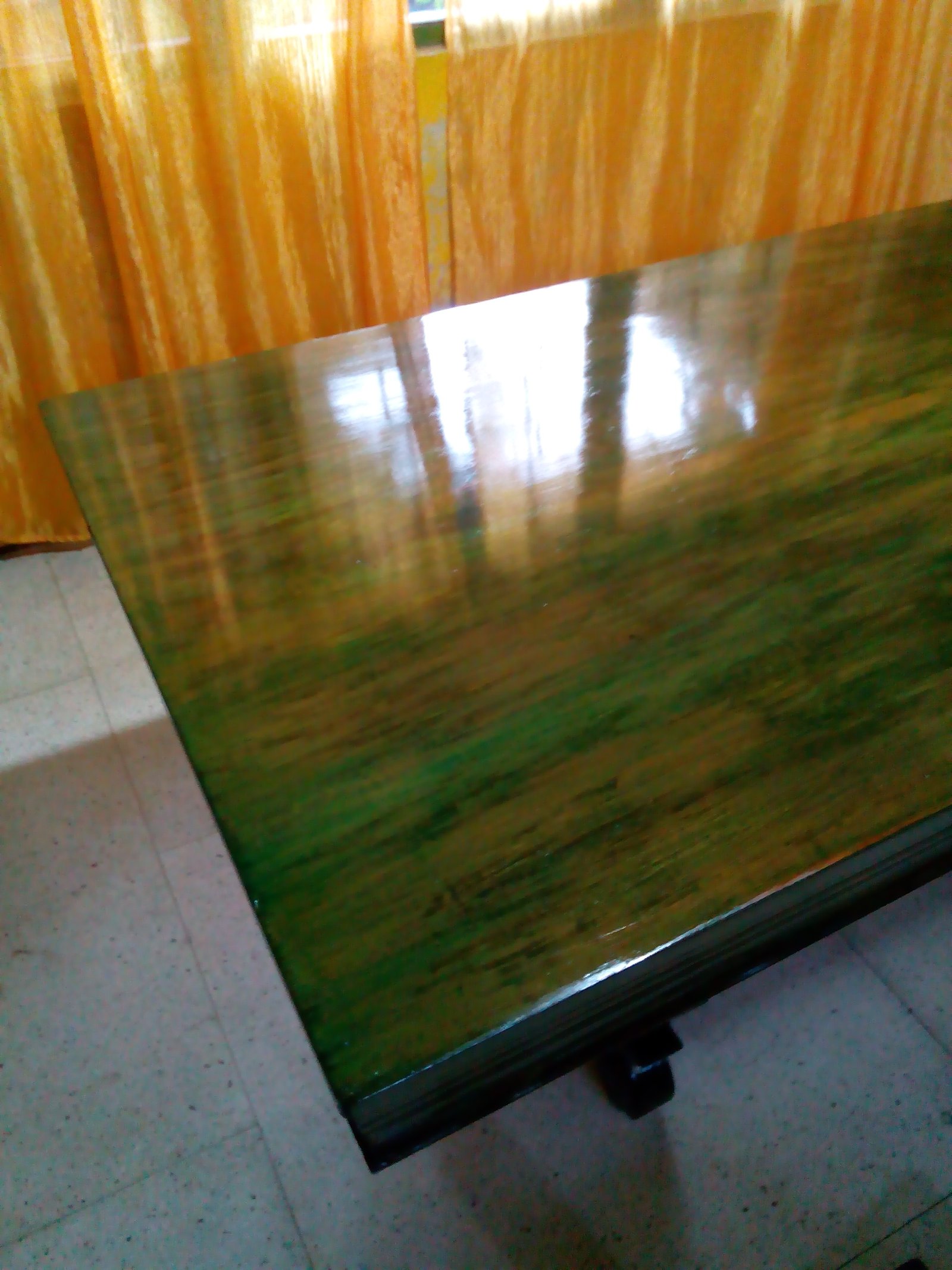 Mesa de madeira com verniz poliuretano, mostrando o acabamento brilhante típico do verniz