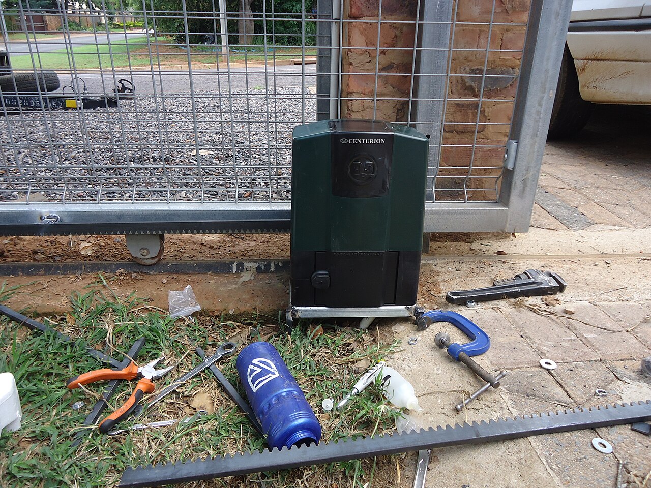 Motor de portão automático instalado em uma garagem residencial
