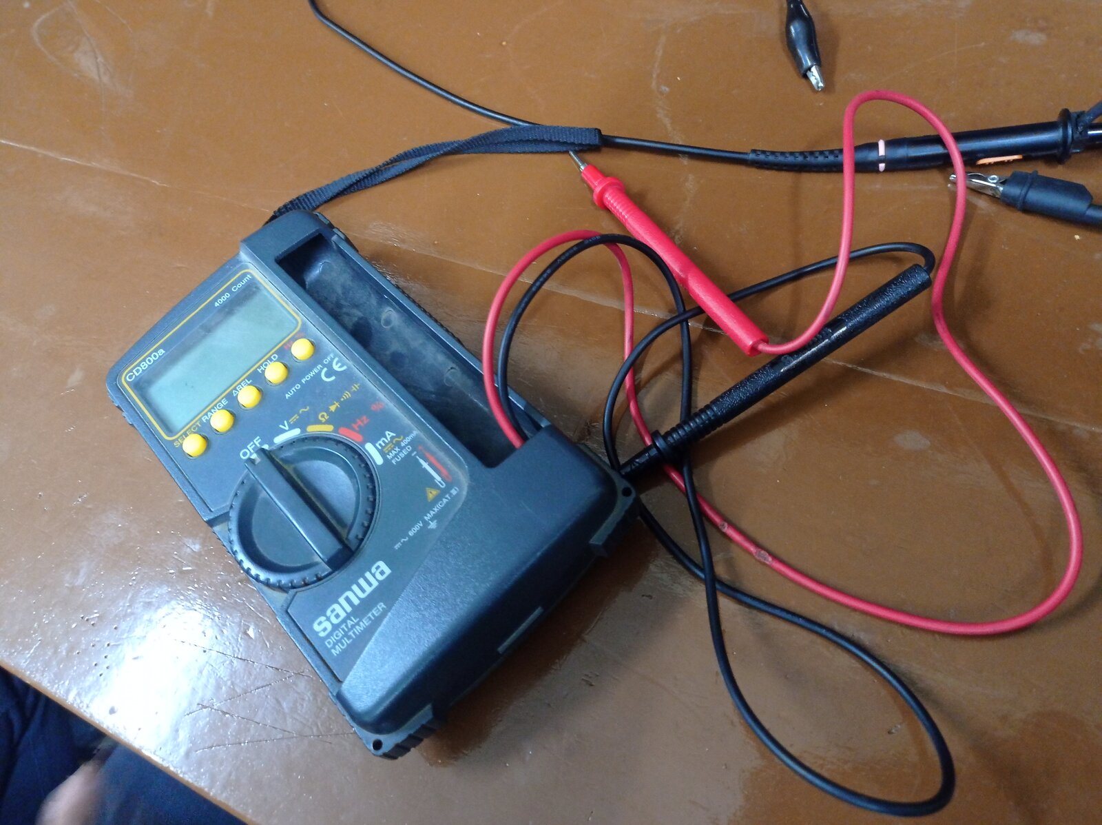 Multímetro digital usado para testar a ausência de tensão em fios elétricos
