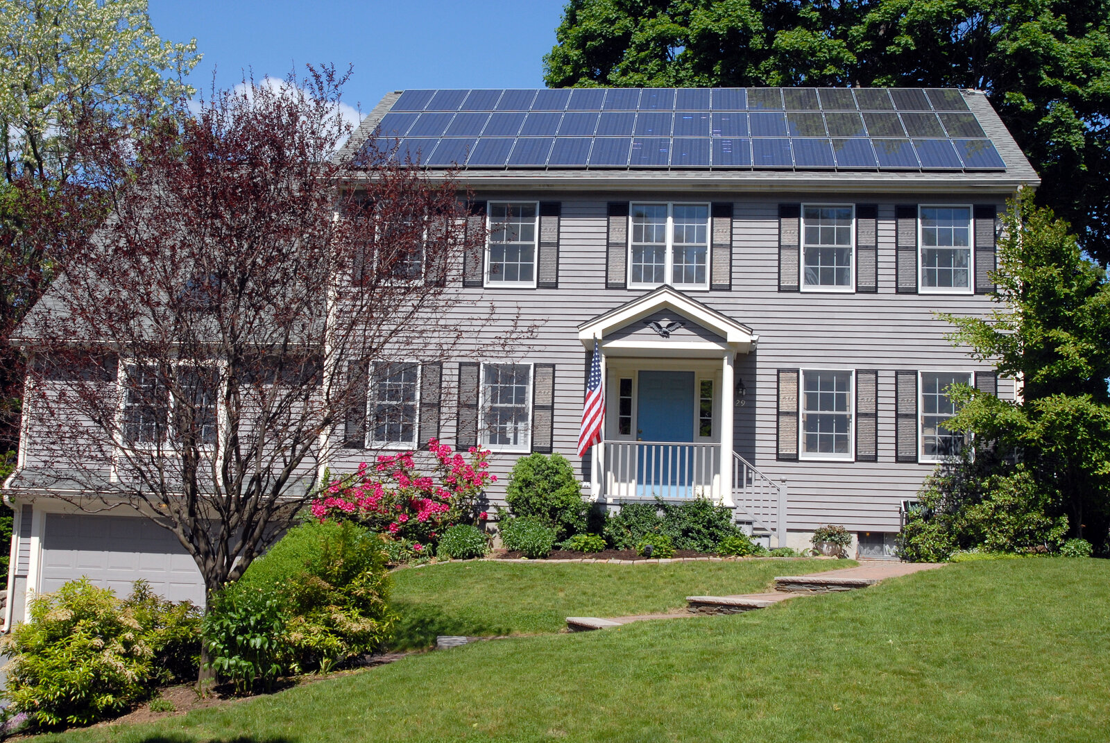 Painéis solares fotovoltaicos instalados no telhado de uma residência