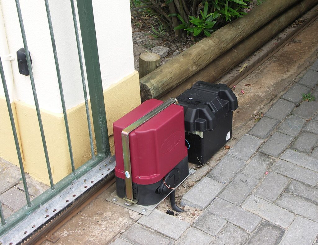 Portão deslizante residencial com motor automático instalado