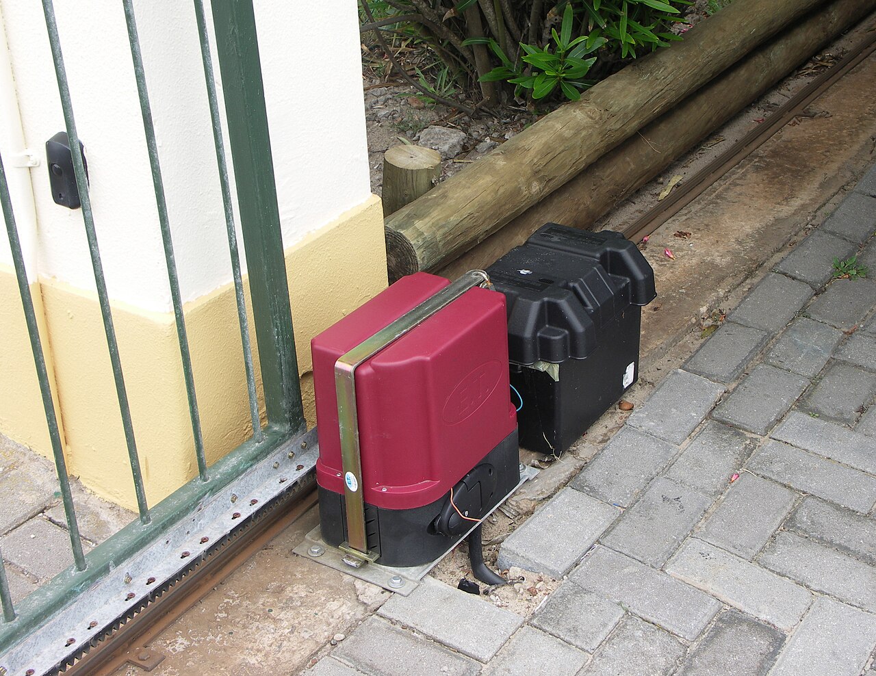 Portão deslizante residencial com motor automático instalado