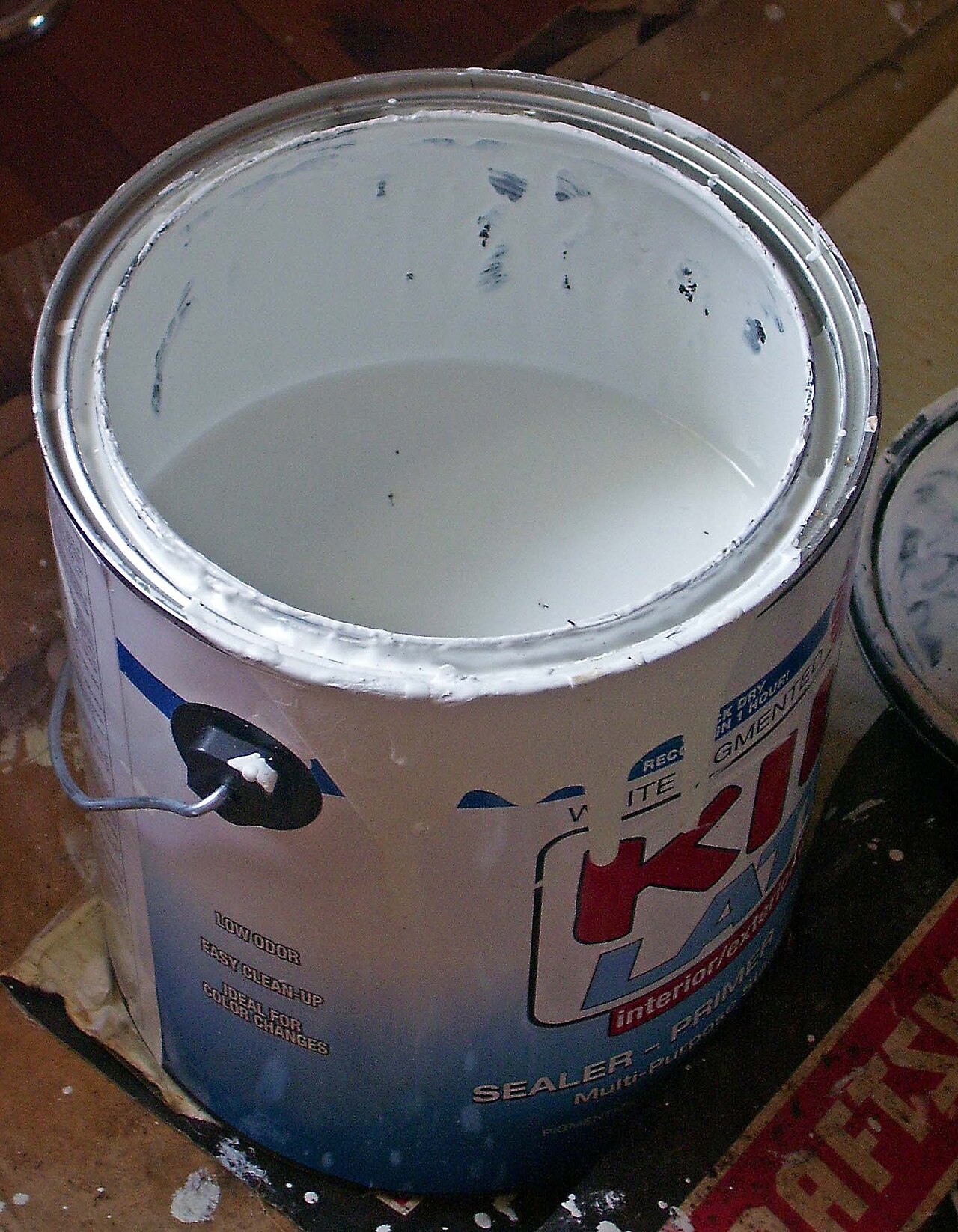 Balde de primer branco usado para preparar superfícies antes da pintura
