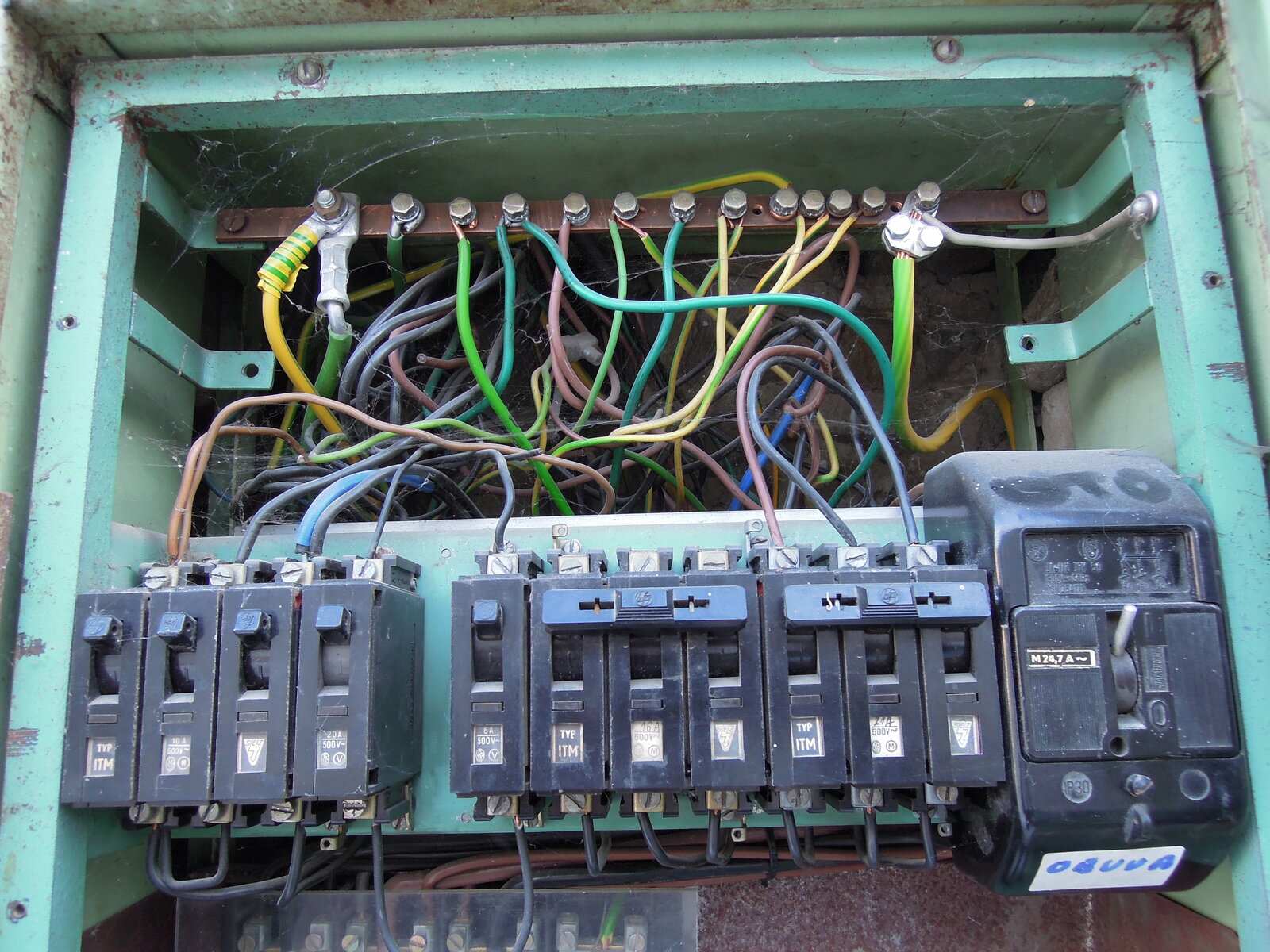 Quadro de distribuição elétrica com disjuntores DR e termomagnéticos organizados
