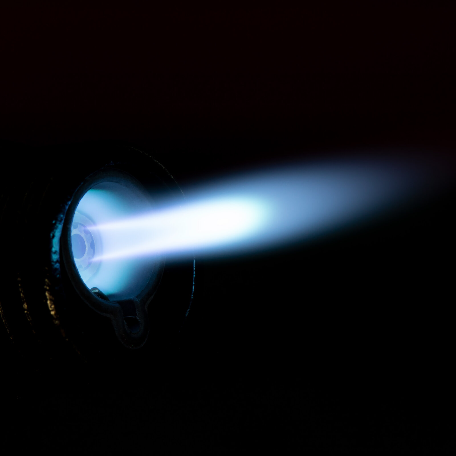 Close-up da chama azul intensa produzida por um macarico a gas