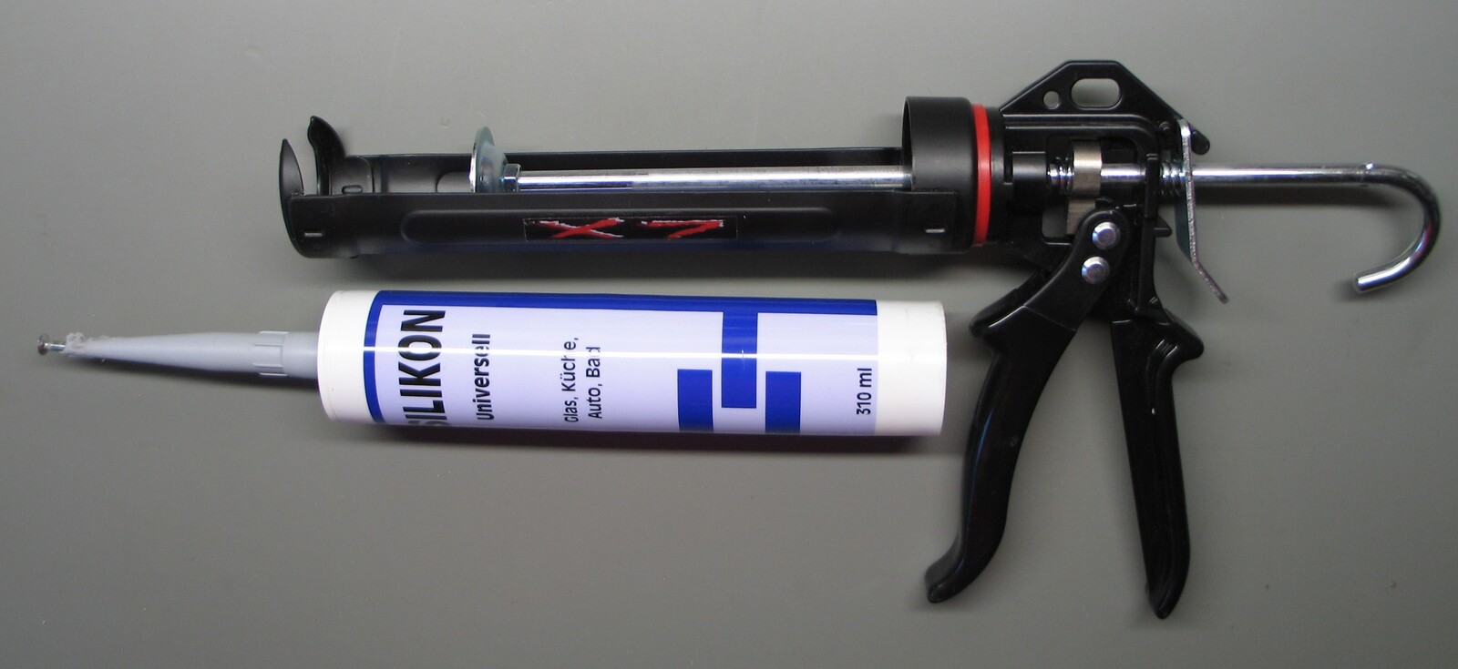 Pistola aplicadora de cartucho de cola de montagem/silicone usada para fixar rodapés na parede