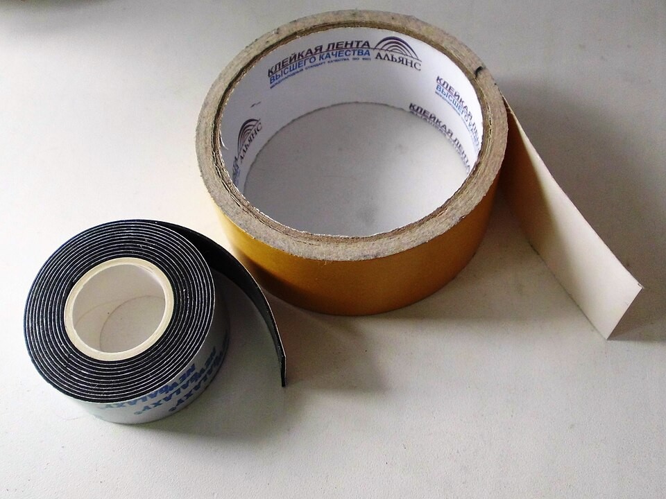 Dois rolos de fita dupla face, um de papel fino e outro com núcleo de espuma mais espesso