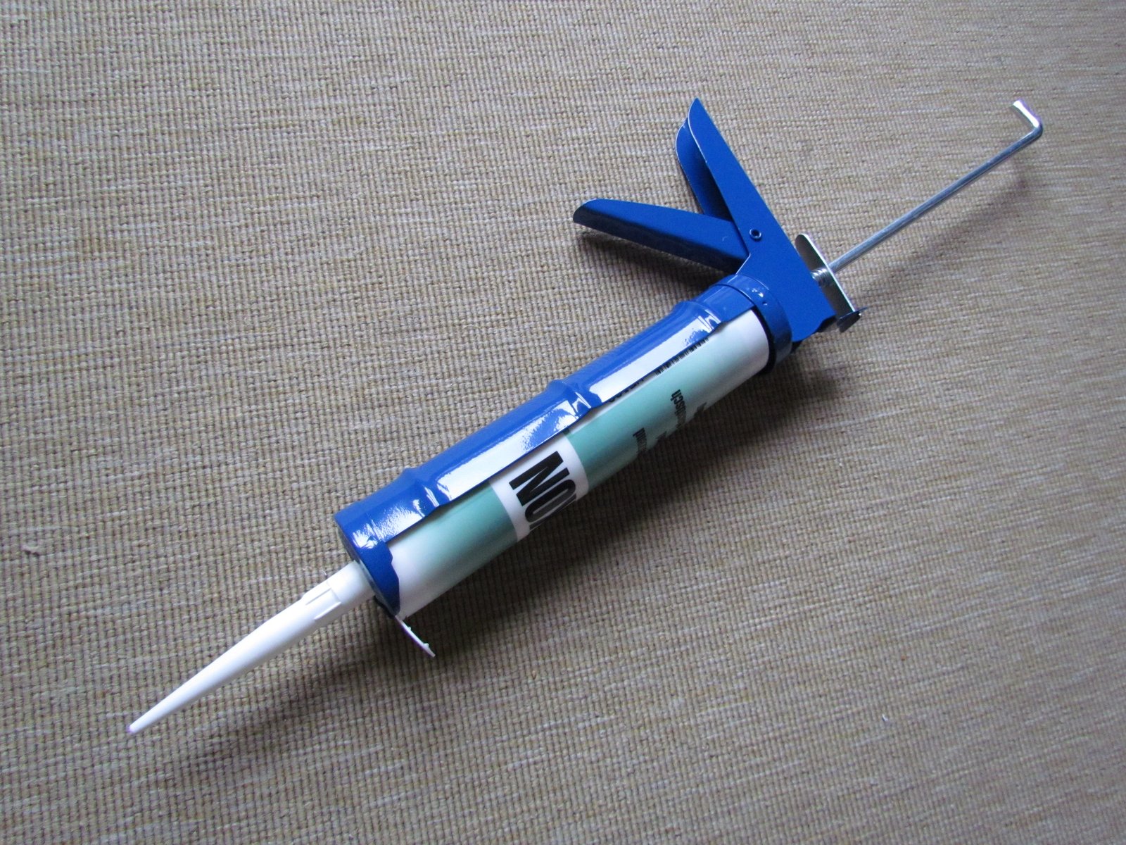 Pistola de silicone com cartucho, usada para aplicar o cordão de vedação