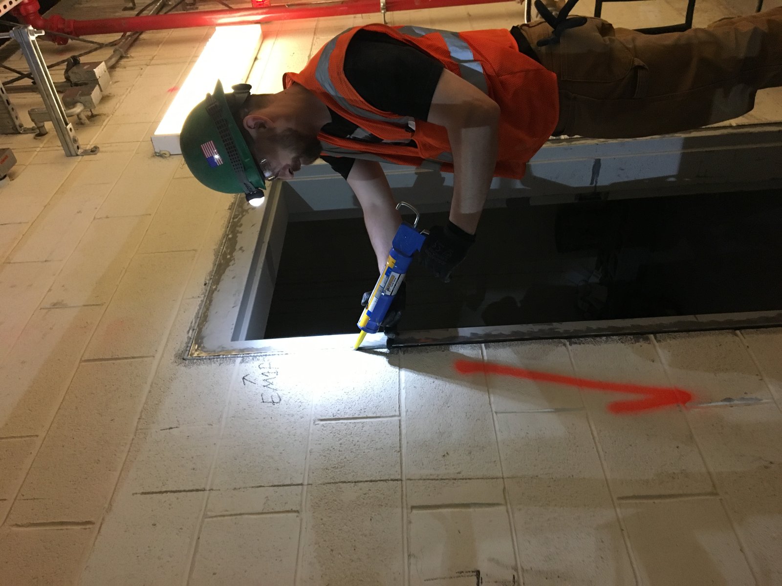 Aplicação de silicone ao longo do marco de uma porta