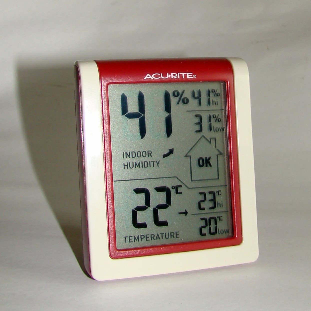 Termo-higrômetro digital mostrando leituras de temperatura e umidade relativa do ar
