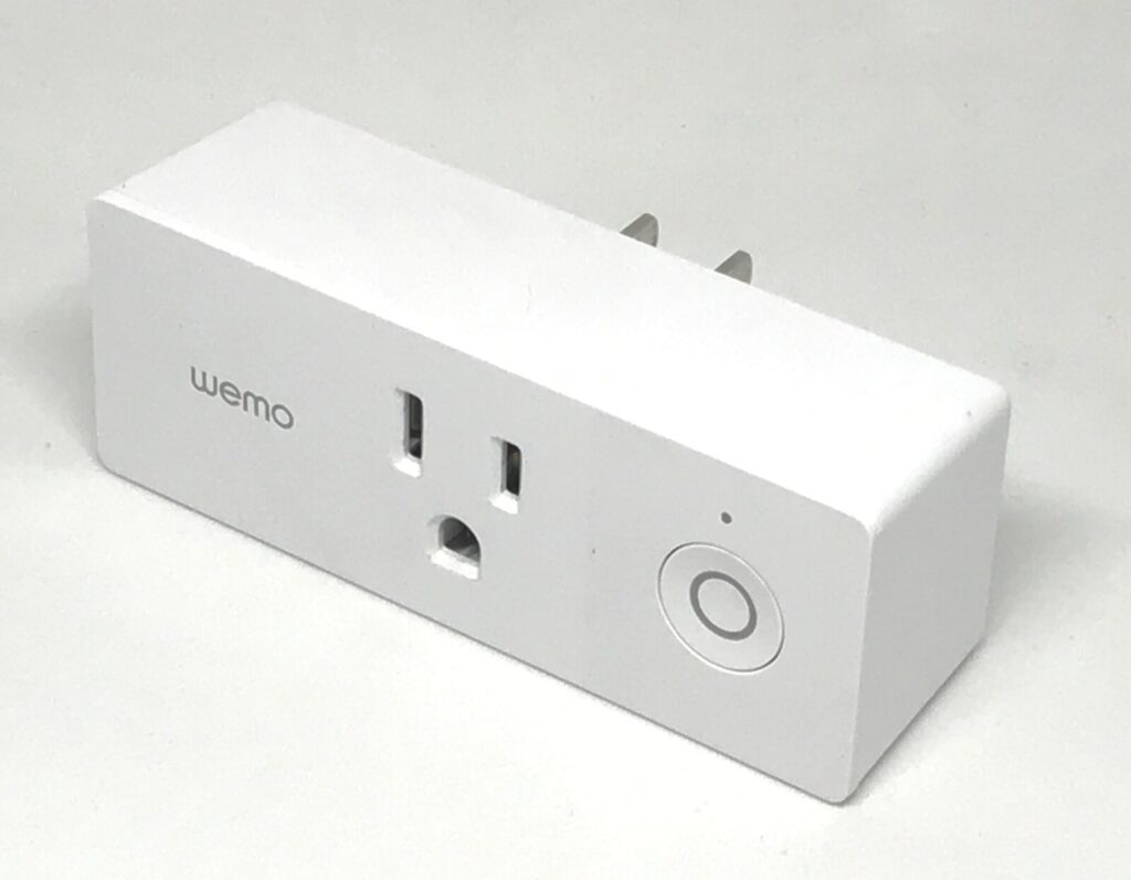 Tomada inteligente wifi conectada a uma tomada de parede