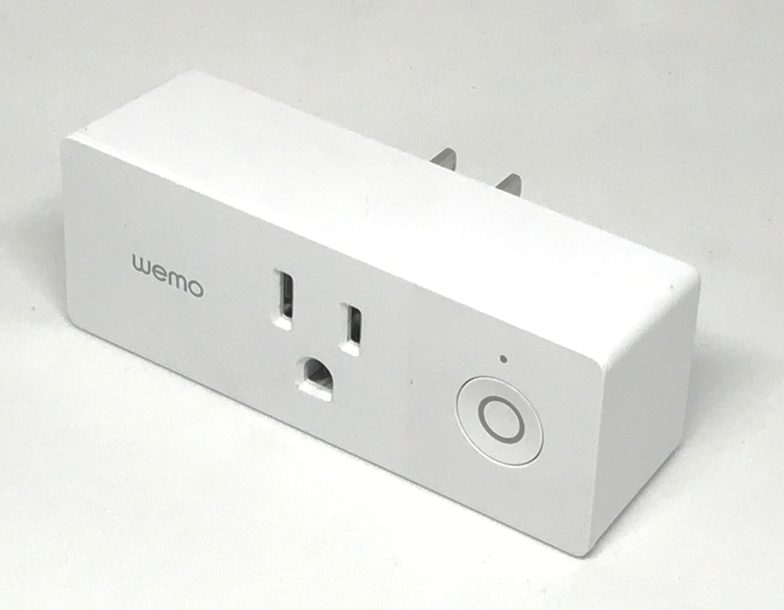 Tomada inteligente wifi conectada a uma tomada de parede