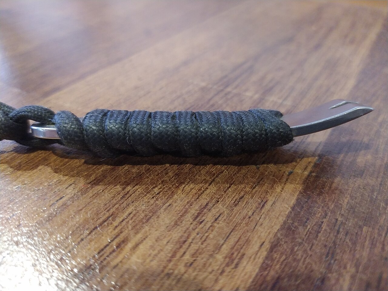 Pé de cabra usado para remover prego de uma tábua de madeira