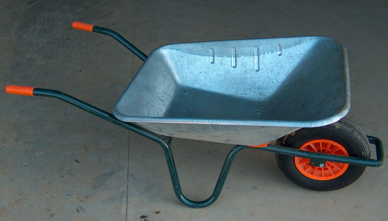 Carrinho de mão moderno com caçamba, ilustrando os materiais usados na construção do compartimento de carga