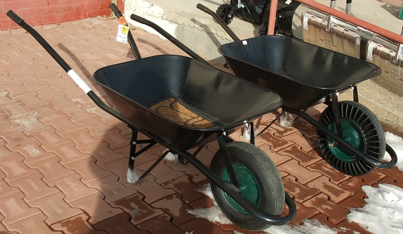 Carrinho de mão de jardim com uma roda dianteira, mostrando o tipo de roda mais comum